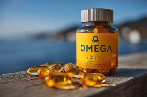 Bouteille jaune de suppléments Omega avec capsules dorées
