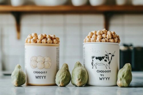 Deux bocaux de pois chiches avec des poires vertes