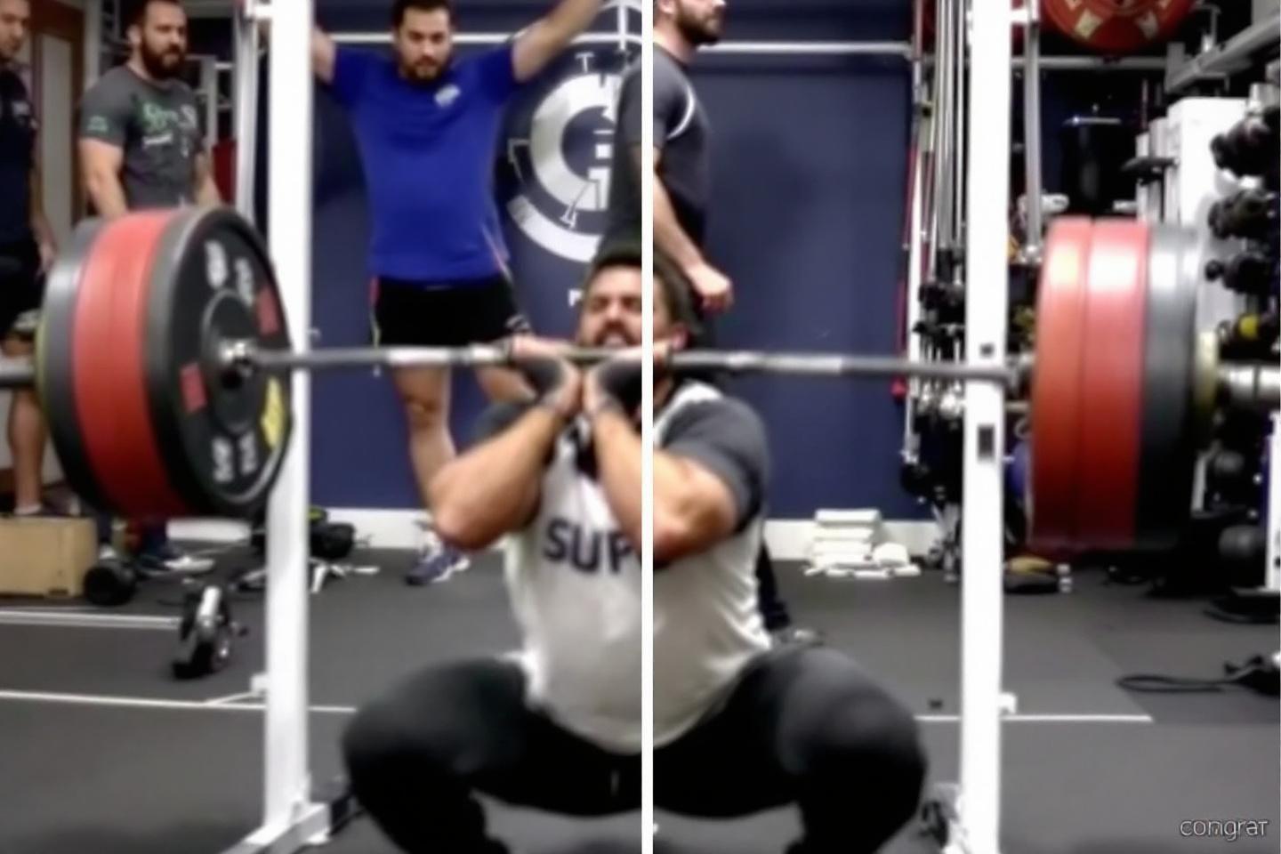 Homme réalisant un squat en salle de fitness avec haltères
